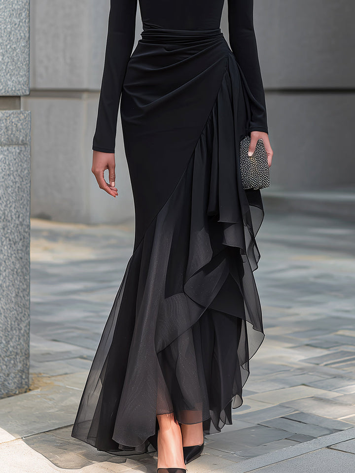 Robe longue noire à épaules dénudées et volants en mousseline