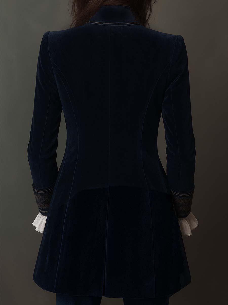 Veste longue brodée d’inspiration vintage