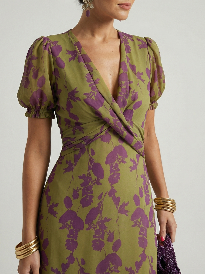 Robe midi fleurie à coupe portefeuille
