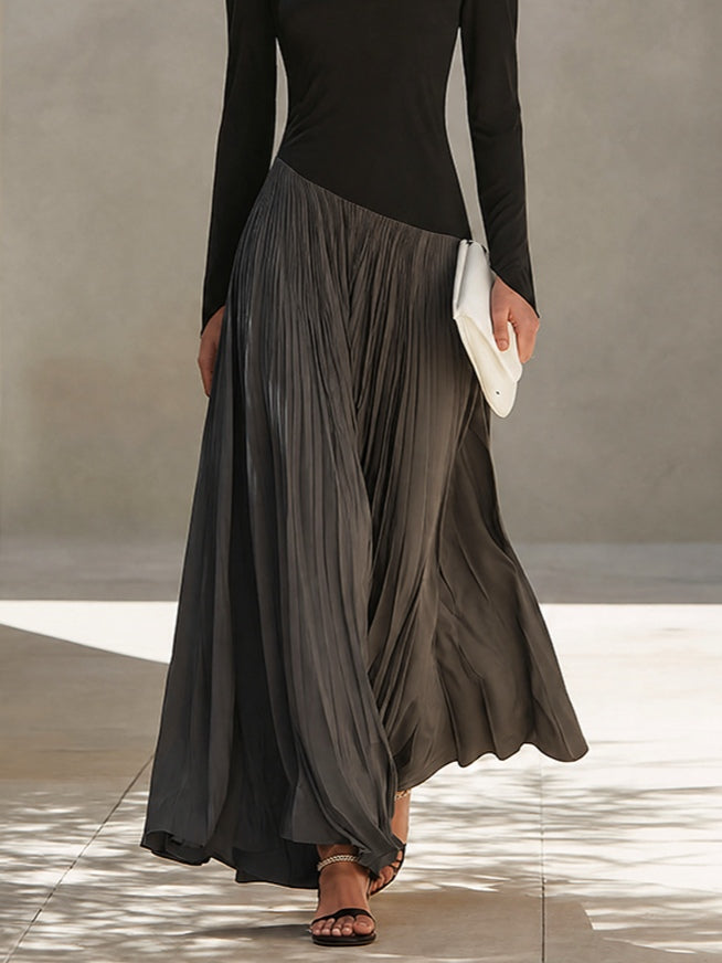 Robe longue bicolore noire et grise à col drapé et plis