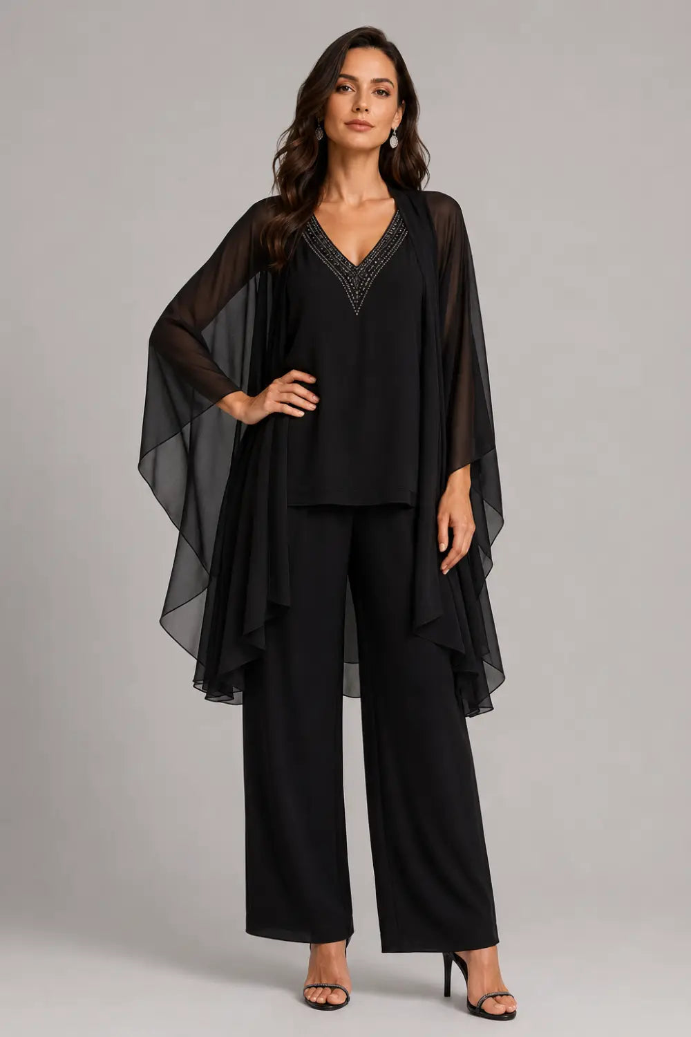 Ensemble pantalon en mousseline à col V et cape courte perlée