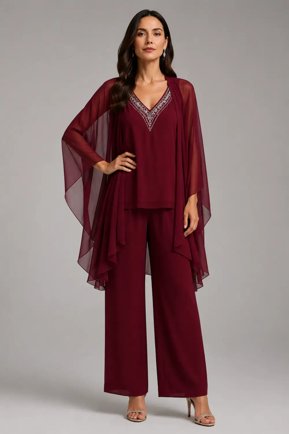 Ensemble pantalon en mousseline à col V et cape courte perlée
