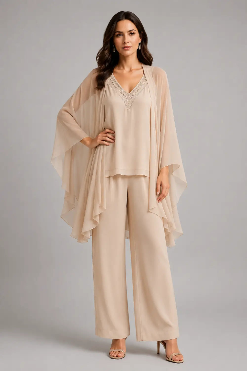 Ensemble pantalon en mousseline à col V et cape courte perlée