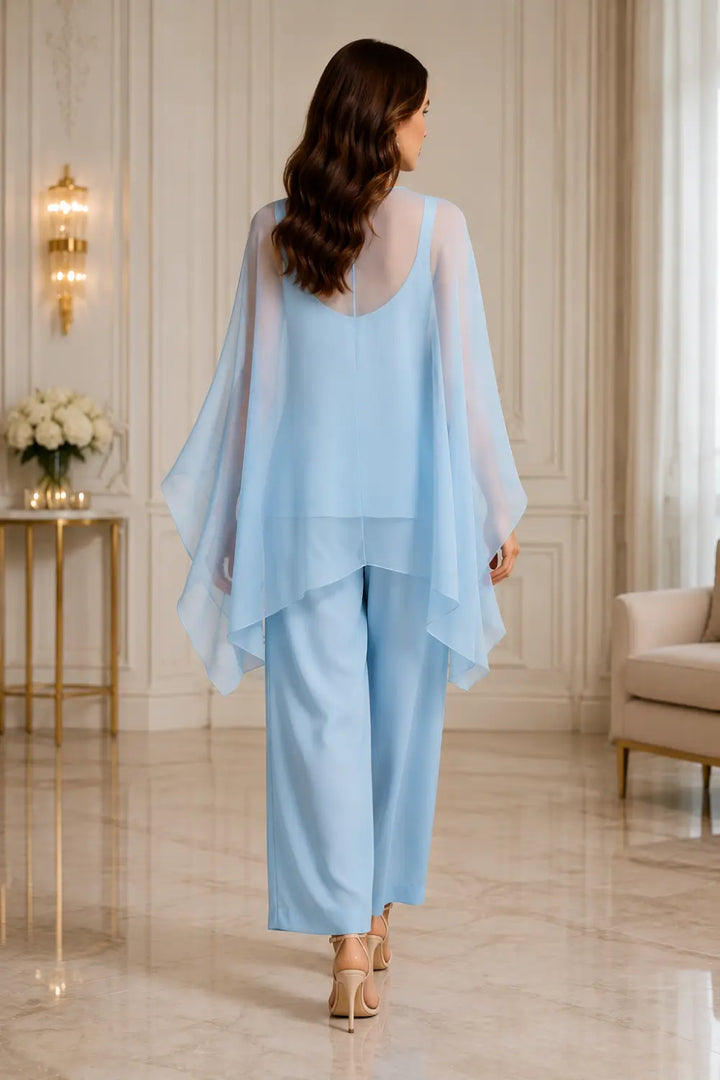 Ensemble pantalon en mousseline à col V et cape courte perlée
