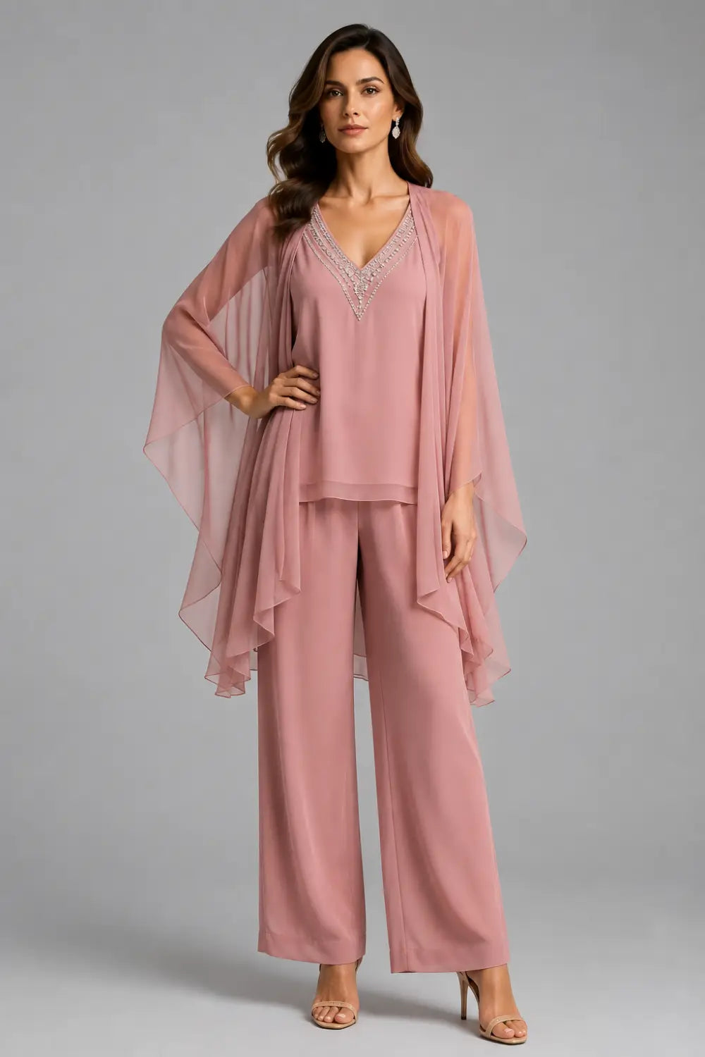 Ensemble pantalon en mousseline à col V et cape courte perlée