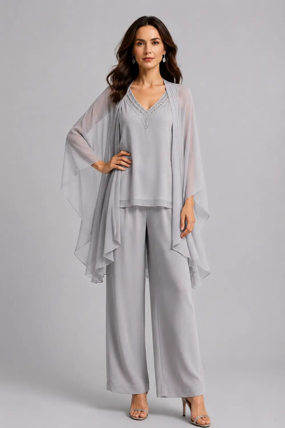 Ensemble pantalon en mousseline à col V et cape courte perlée