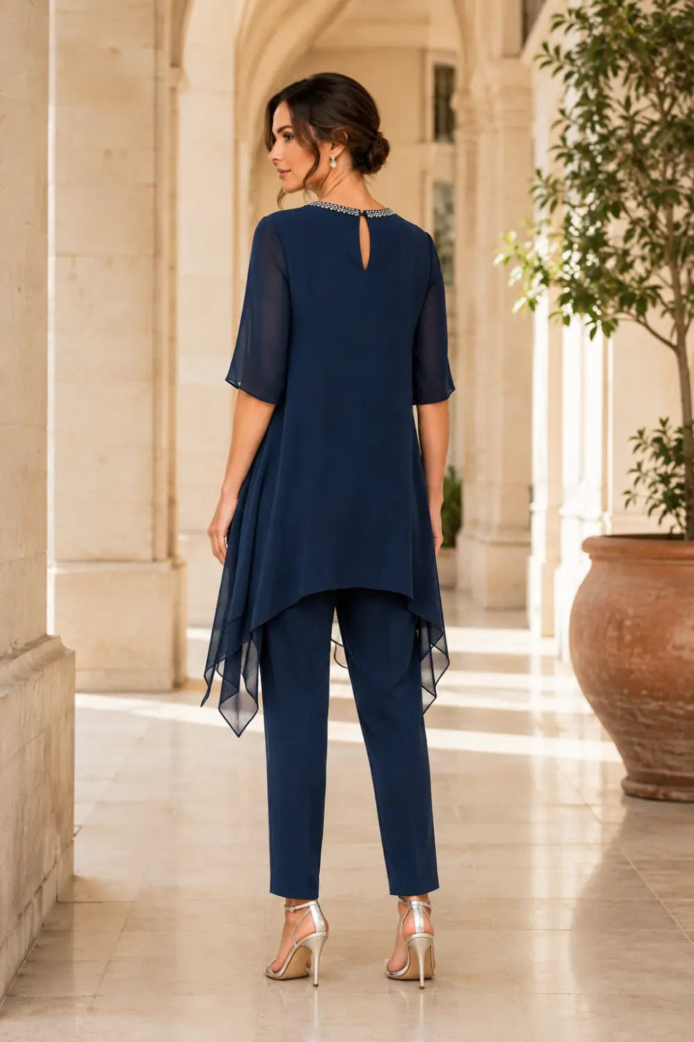 Ensemble pantalon large avec cape courte en mousseline superposée