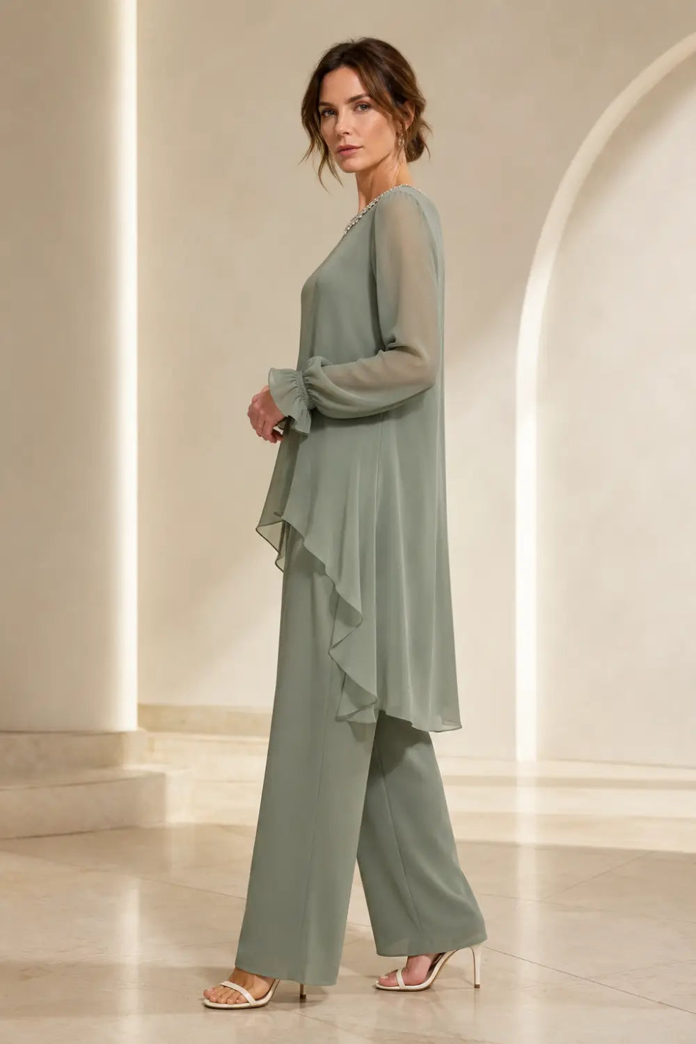 Ensemble pantalon large avec cape courte volantée