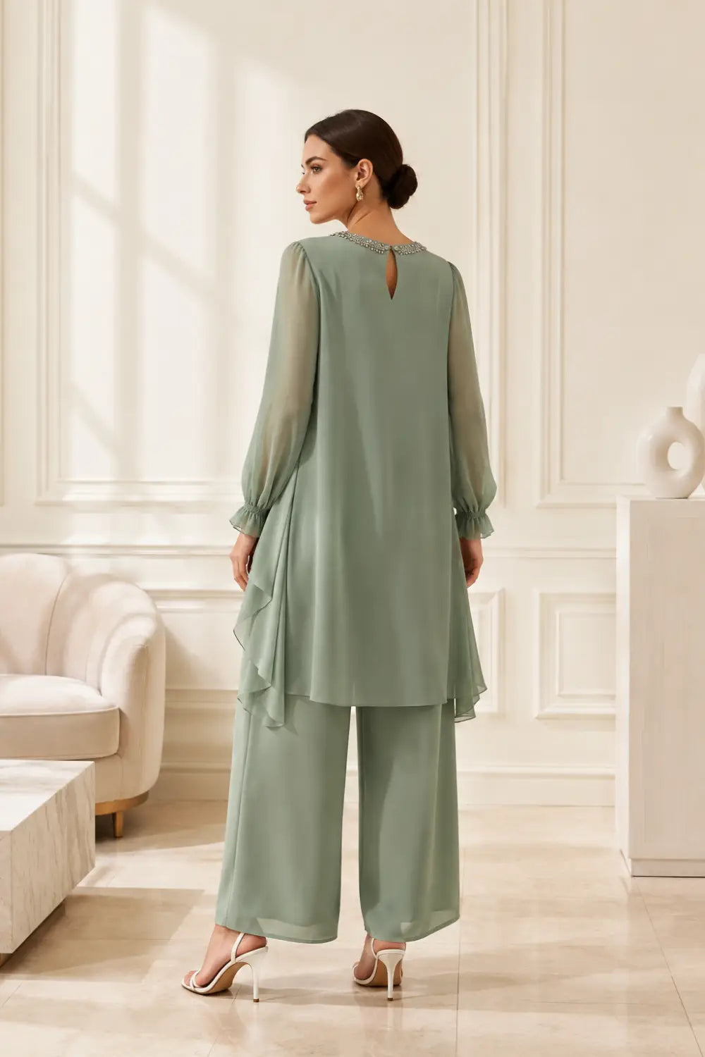 Ensemble pantalon large avec cape courte volantée