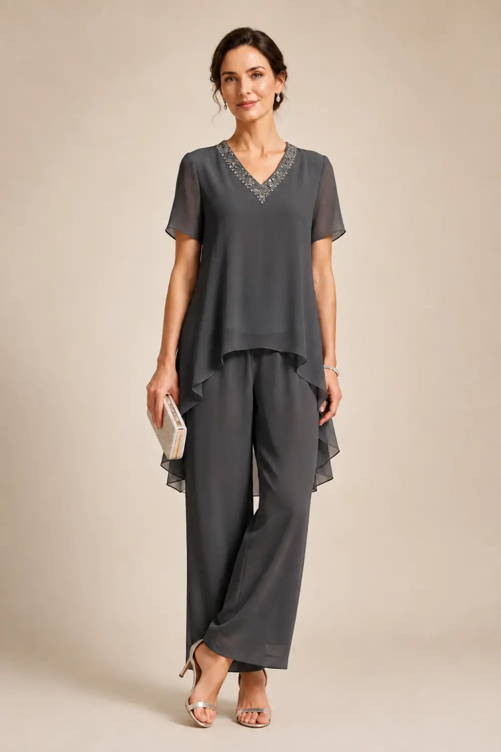 Ensemble pantalon en mousseline à col V et cape asymétrique