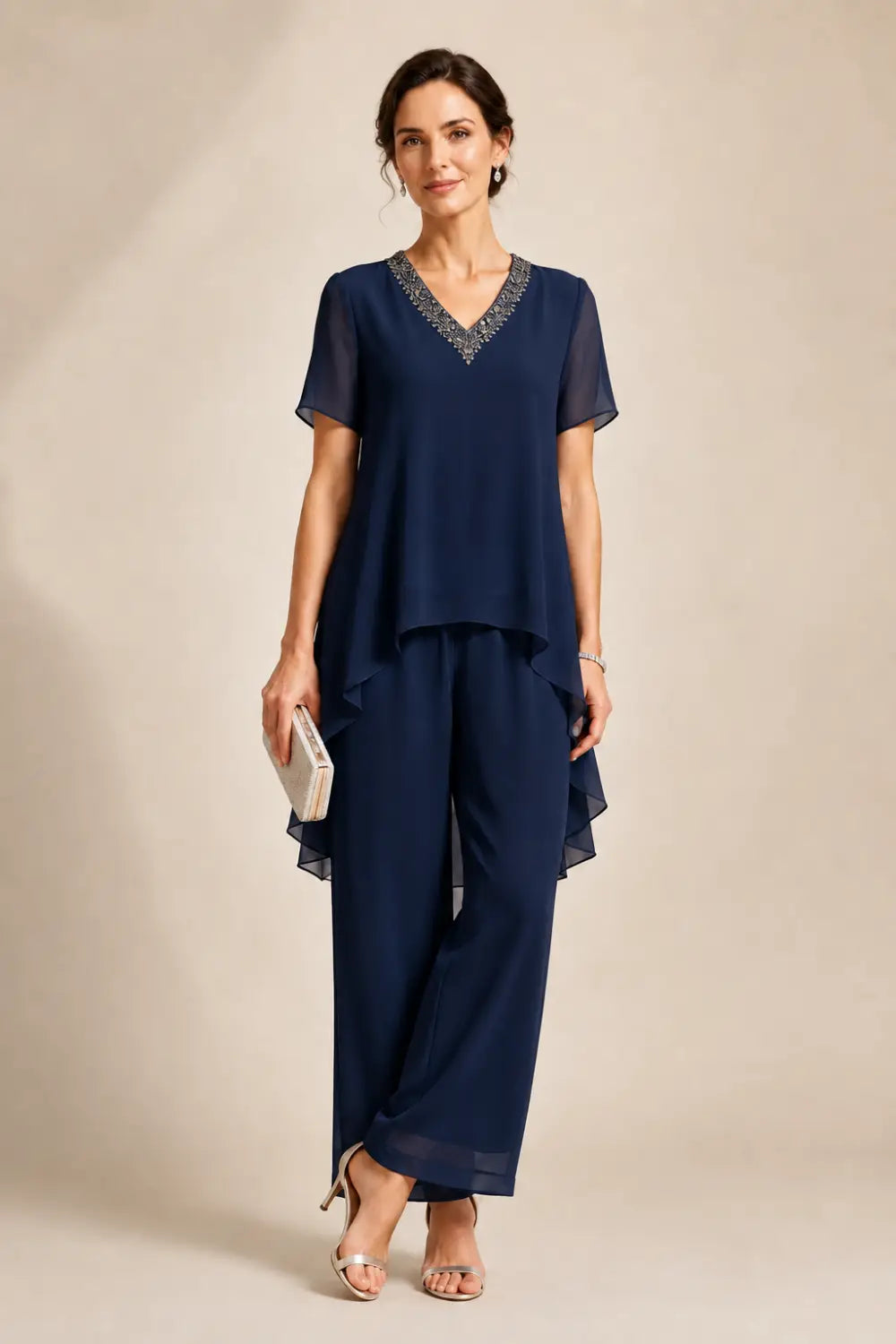 Ensemble pantalon en mousseline à col V et cape asymétrique