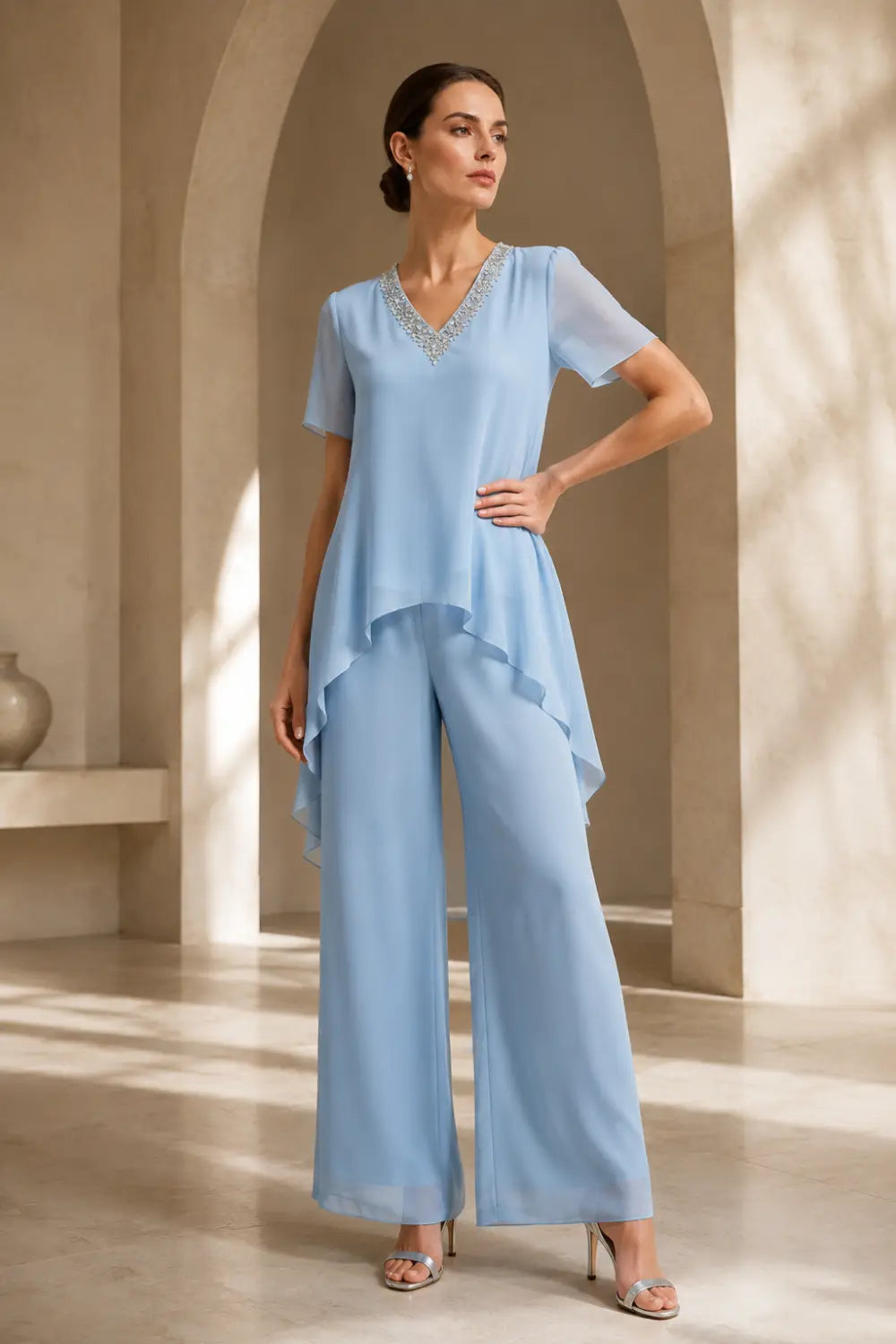 Ensemble pantalon en mousseline à col V et cape asymétrique