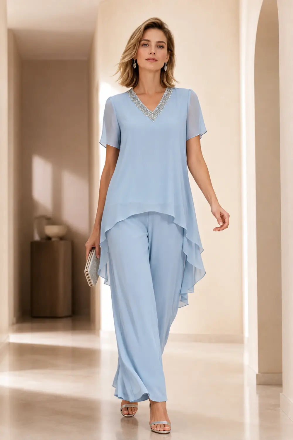 Ensemble pantalon en mousseline à col V et cape asymétrique