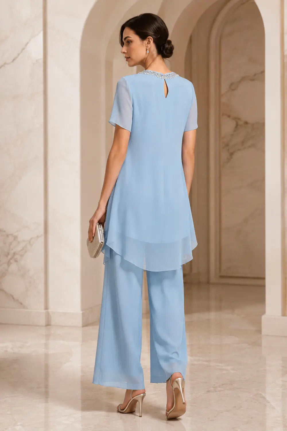 Ensemble pantalon en mousseline à col V et cape asymétrique